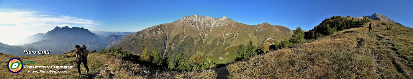 11 Salendo dal parcheggio d'Alpe Arera a Capanna 2000 , da sx Alben, Menna, Arera .jpg